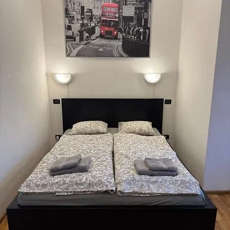- Sleeps 2 -smoking On Balcony - Pets -wifi Apartment Prag