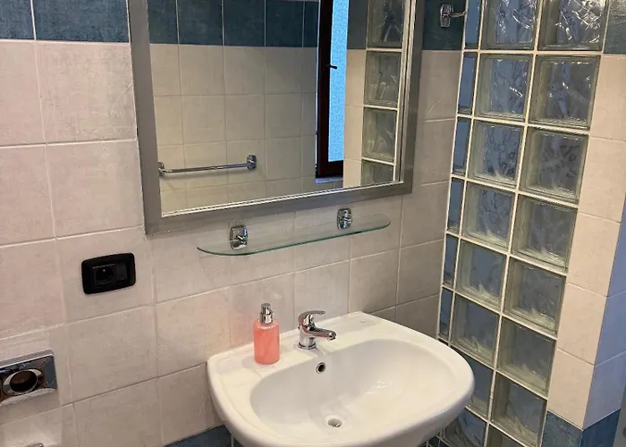 - Sleeps 2 -smoking On Balcony - Pets -wifi *