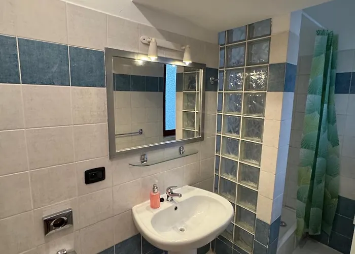 - Sleeps 2 -smoking On Balcony - Pets -wifi Lägenhet Prag