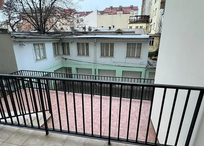 - Sleeps 2 -smoking On Balcony - Pets -wifi Prag
