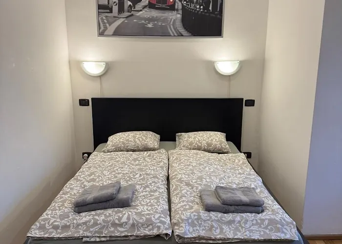 - Sleeps 2 -smoking On Balcony - Pets -wifi Lägenhet Prag