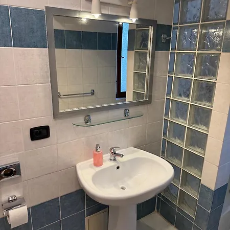 - Sleeps 2 -smoking On Balcony - Pets -wifi *