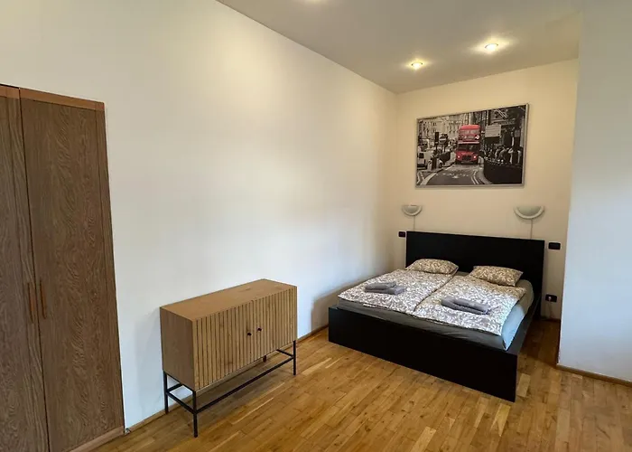 - Sleeps 2 -smoking On Balcony - Pets -wifi Апартаменты *