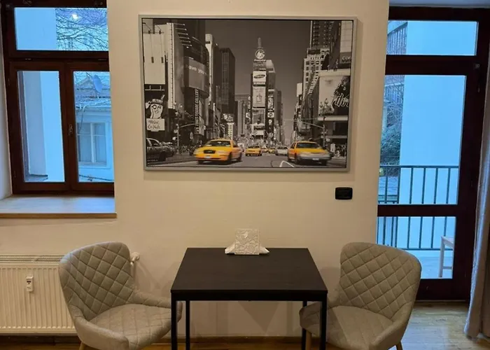 - Sleeps 2 -smoking On Balcony - Pets -wifi Апартаменты Прага