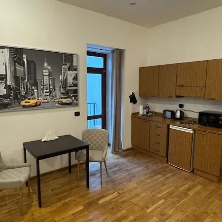 아파트 - Sleeps 2 -smoking On Balcony - Pets -wifi